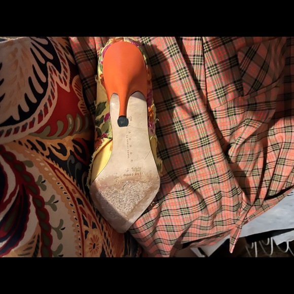 Beautiful floral pumps by Shelli Segal - Picture 3 of 4